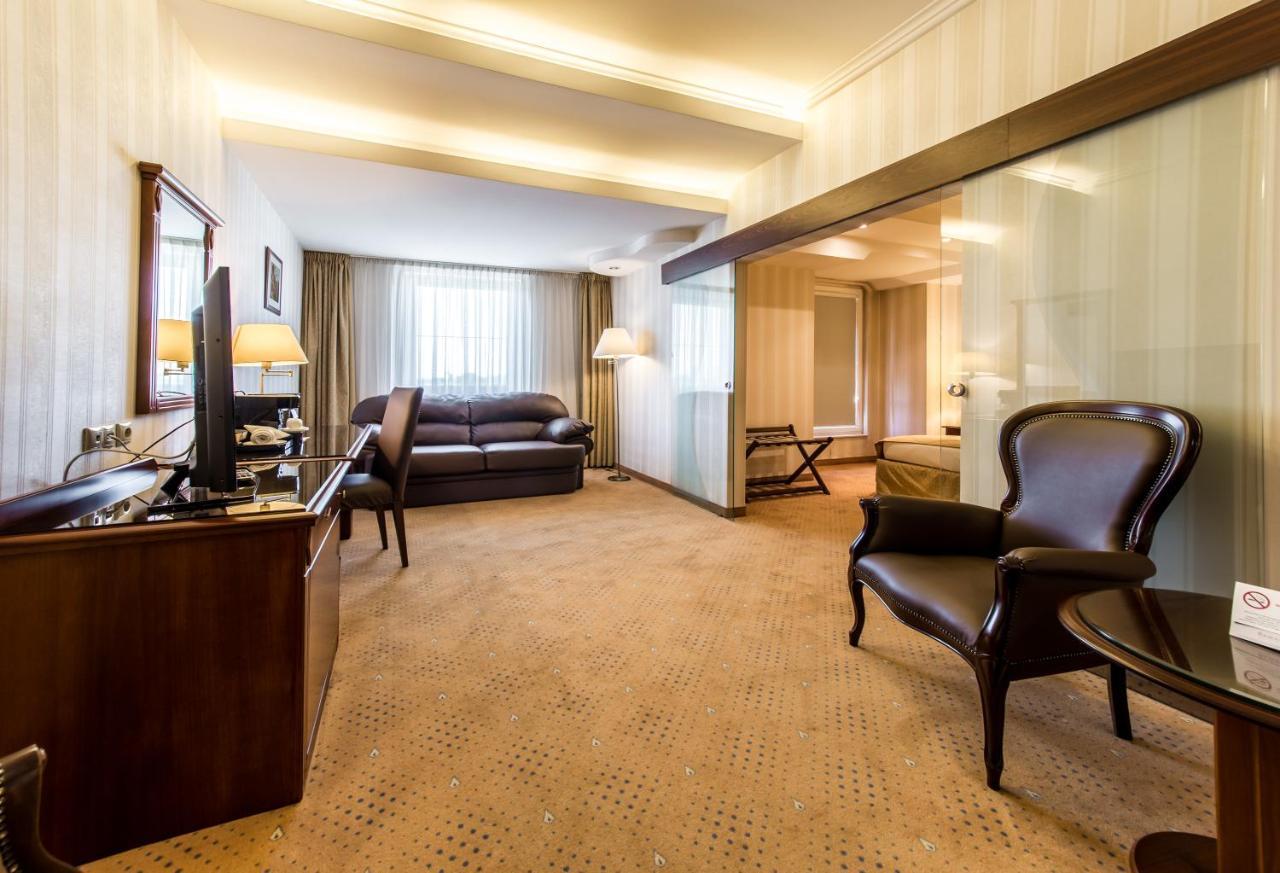Ramada Hotel & Suites By Wyndham Bucharest North Екстериор снимка