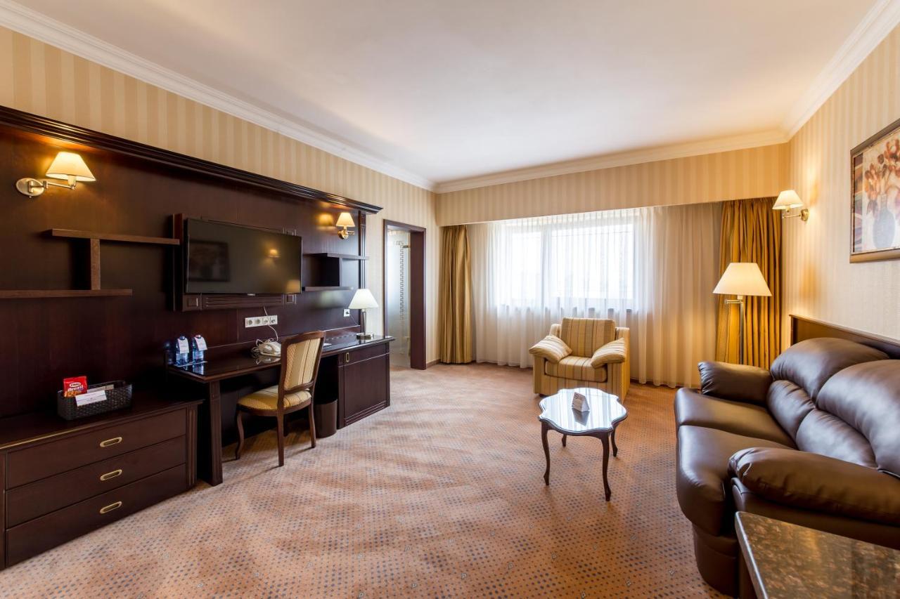 Ramada Hotel & Suites By Wyndham Bucharest North Екстериор снимка