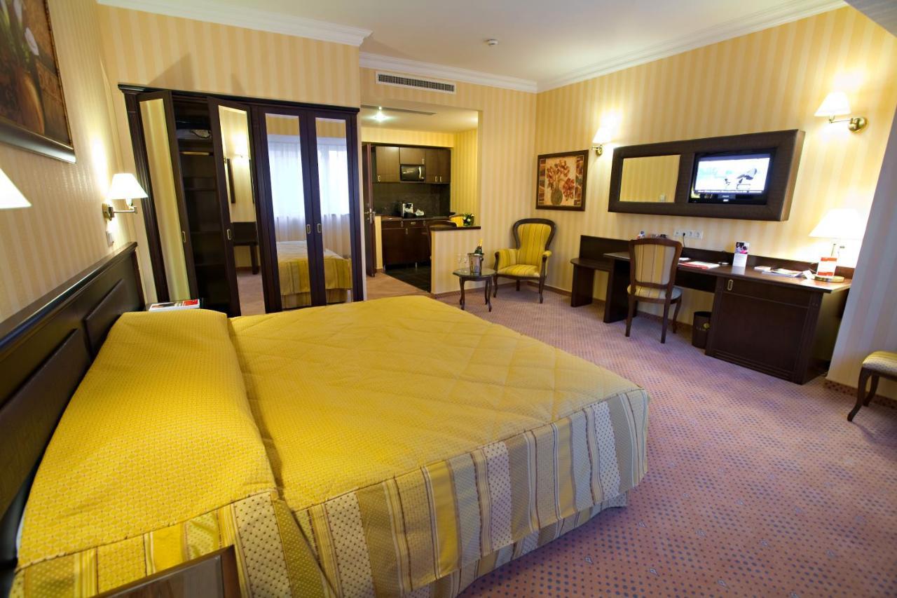 Ramada Hotel & Suites By Wyndham Bucharest North Екстериор снимка