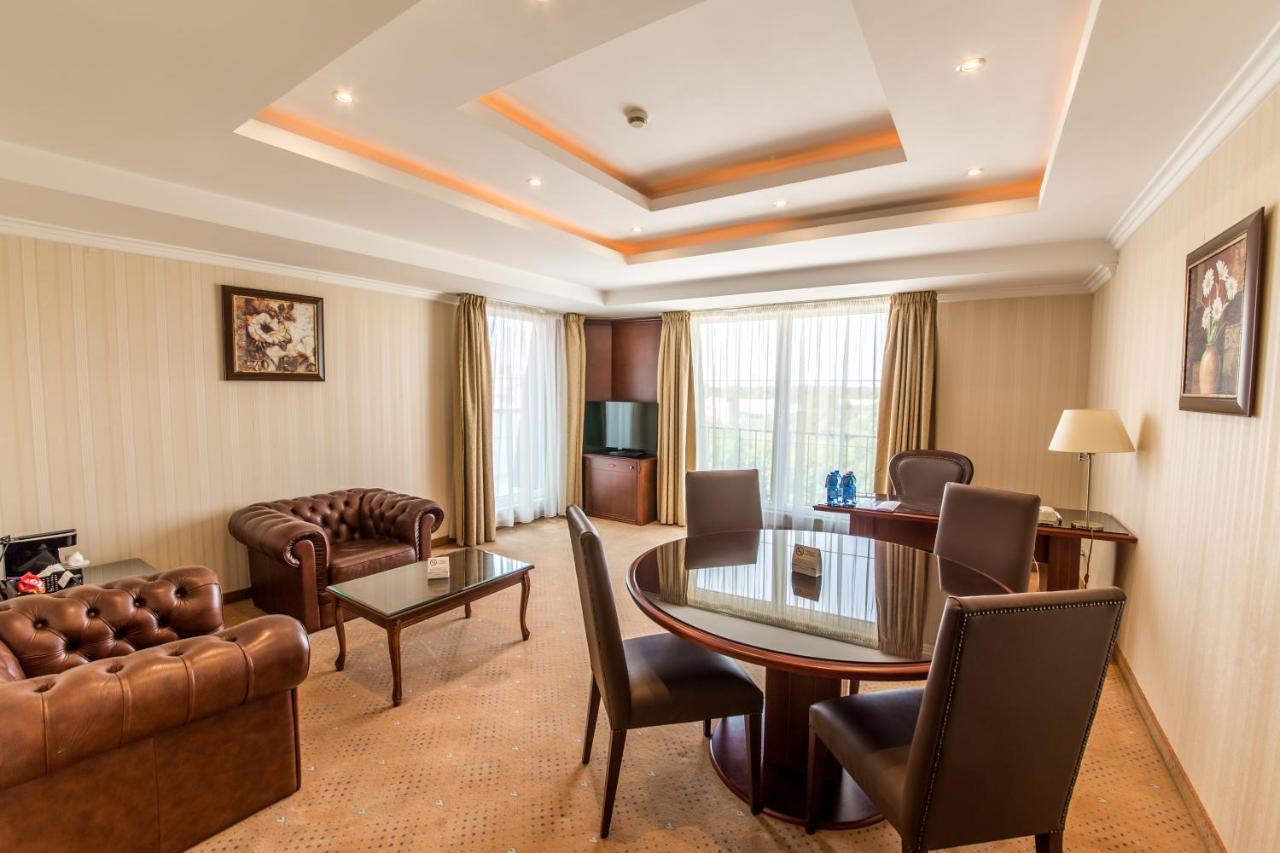 Ramada Hotel & Suites By Wyndham Bucharest North Екстериор снимка