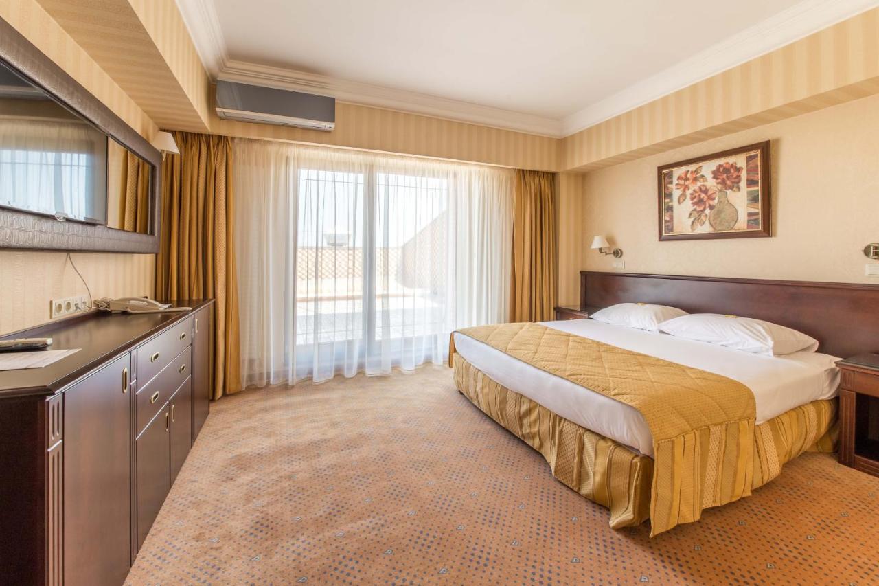 Ramada Hotel & Suites By Wyndham Bucharest North Екстериор снимка