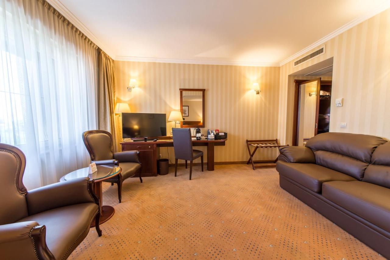 Ramada Hotel & Suites By Wyndham Bucharest North Екстериор снимка