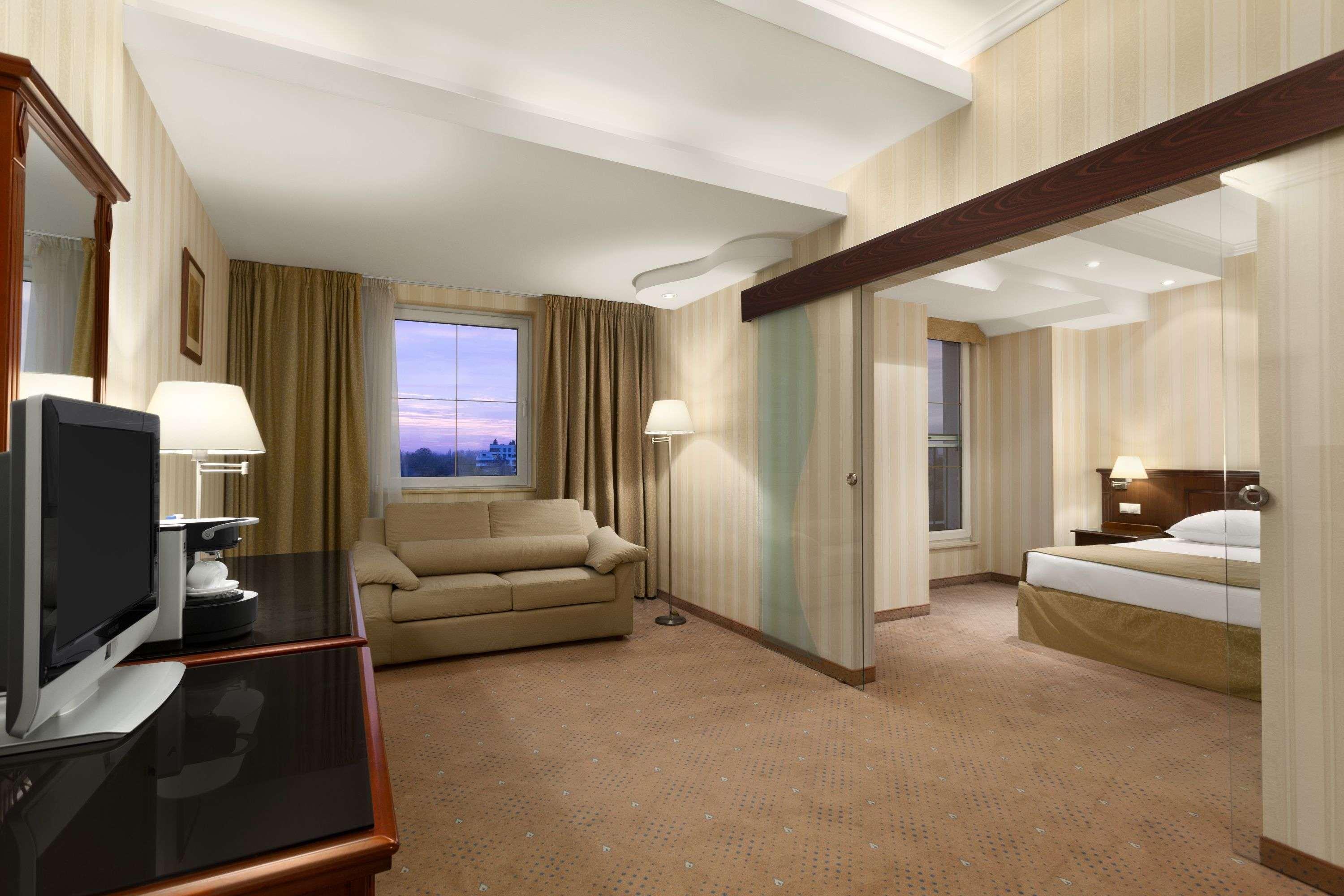 Ramada Hotel & Suites By Wyndham Bucharest North Екстериор снимка