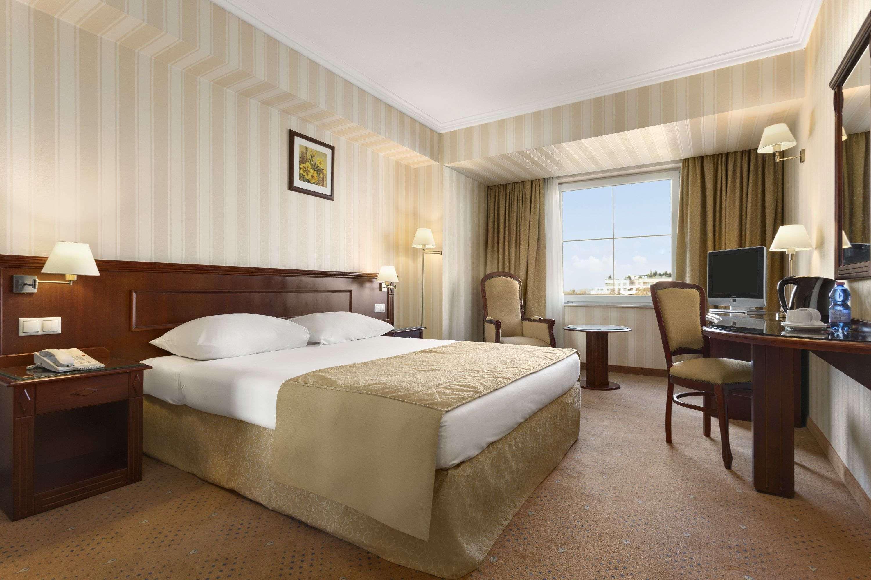 Ramada Hotel & Suites By Wyndham Bucharest North Екстериор снимка