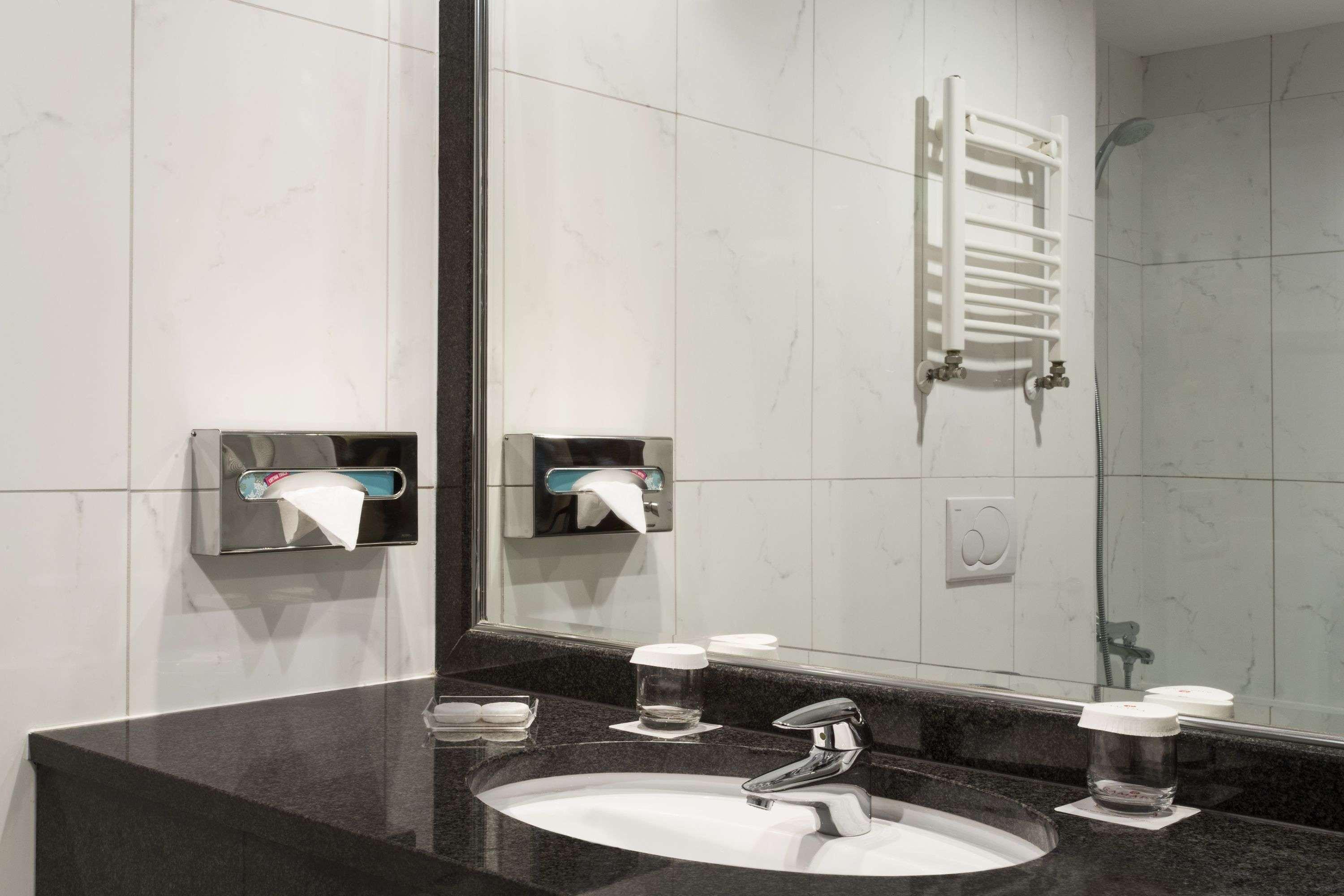 Ramada Hotel & Suites By Wyndham Bucharest North Екстериор снимка