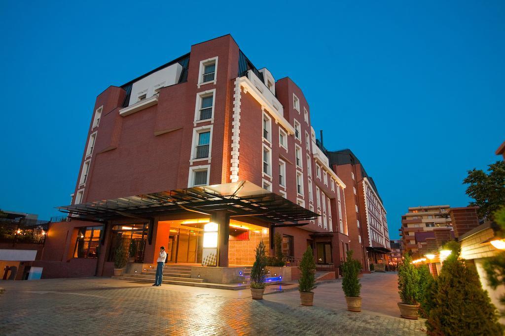 Ramada Hotel & Suites By Wyndham Bucharest North Екстериор снимка