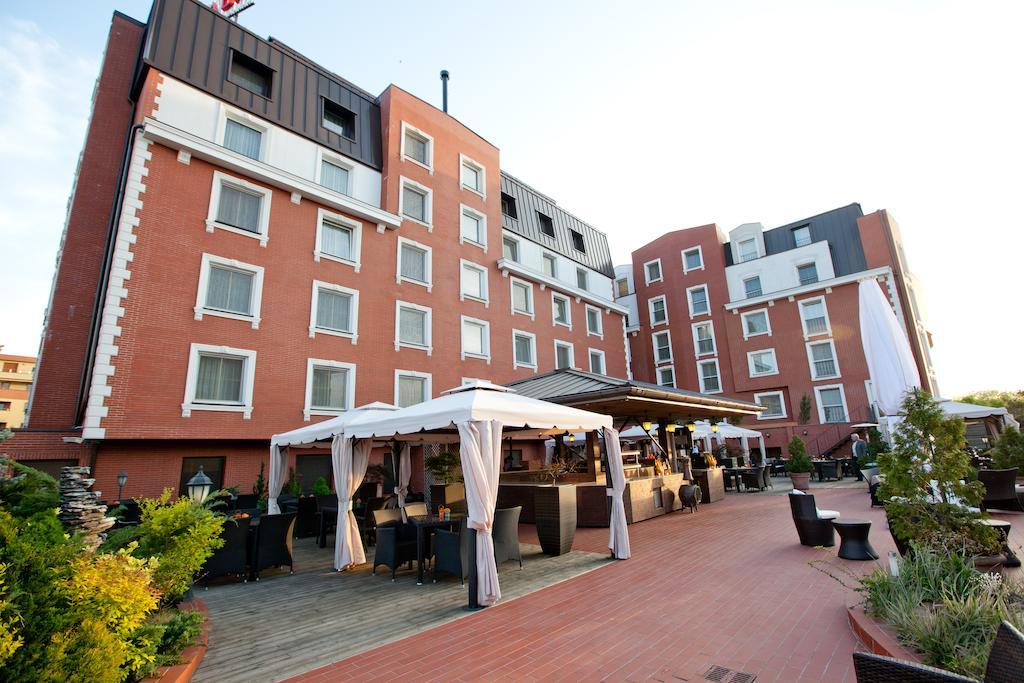 Ramada Hotel & Suites By Wyndham Bucharest North Екстериор снимка
