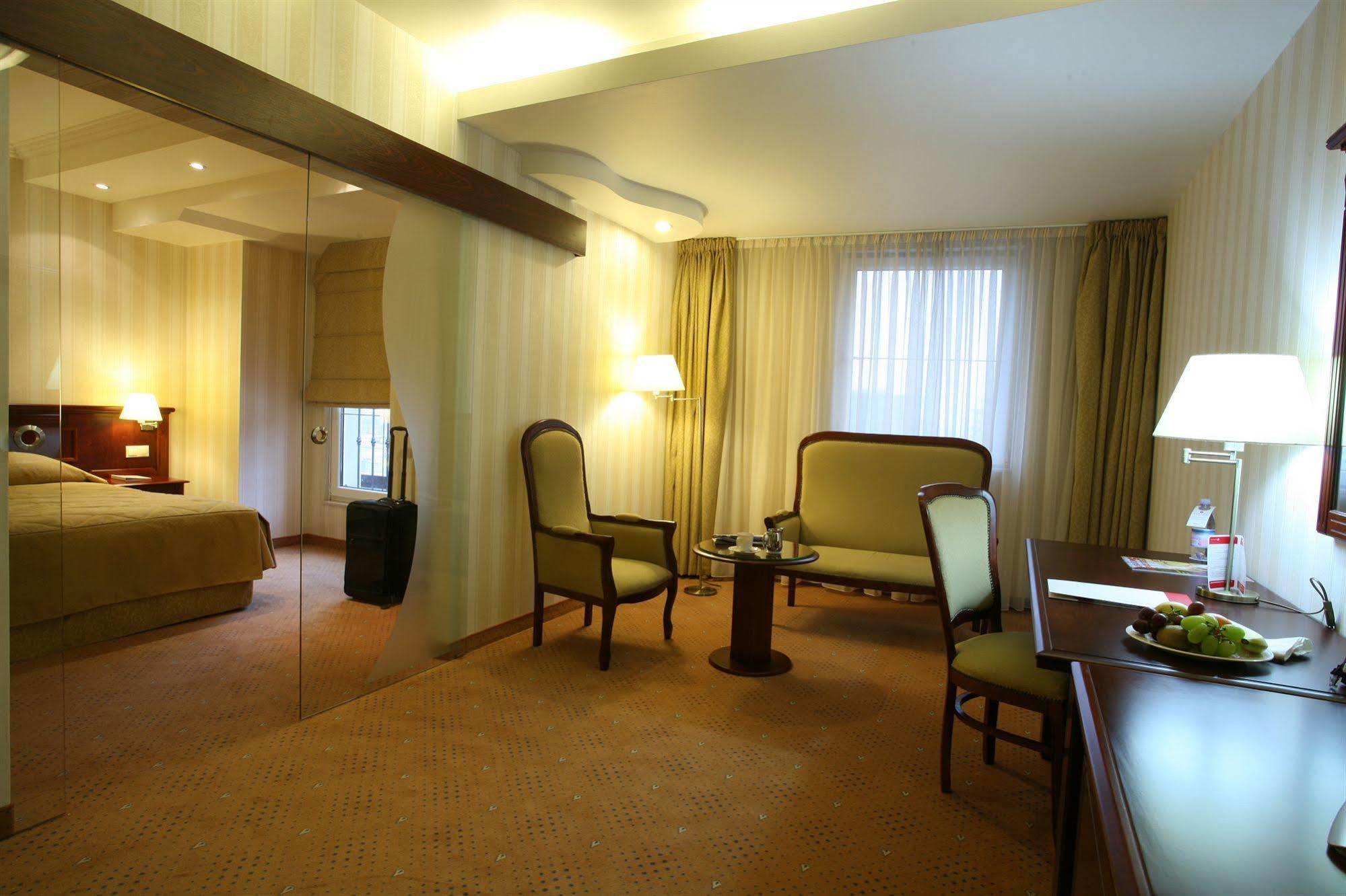 Ramada Hotel & Suites By Wyndham Bucharest North Стая снимка
