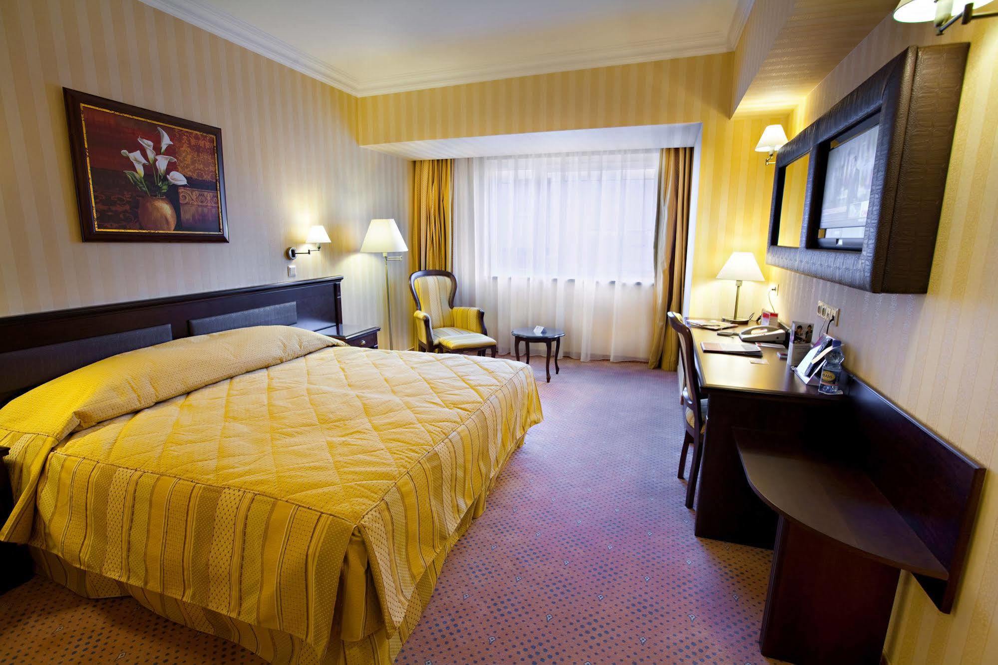 Ramada Hotel & Suites By Wyndham Bucharest North Екстериор снимка