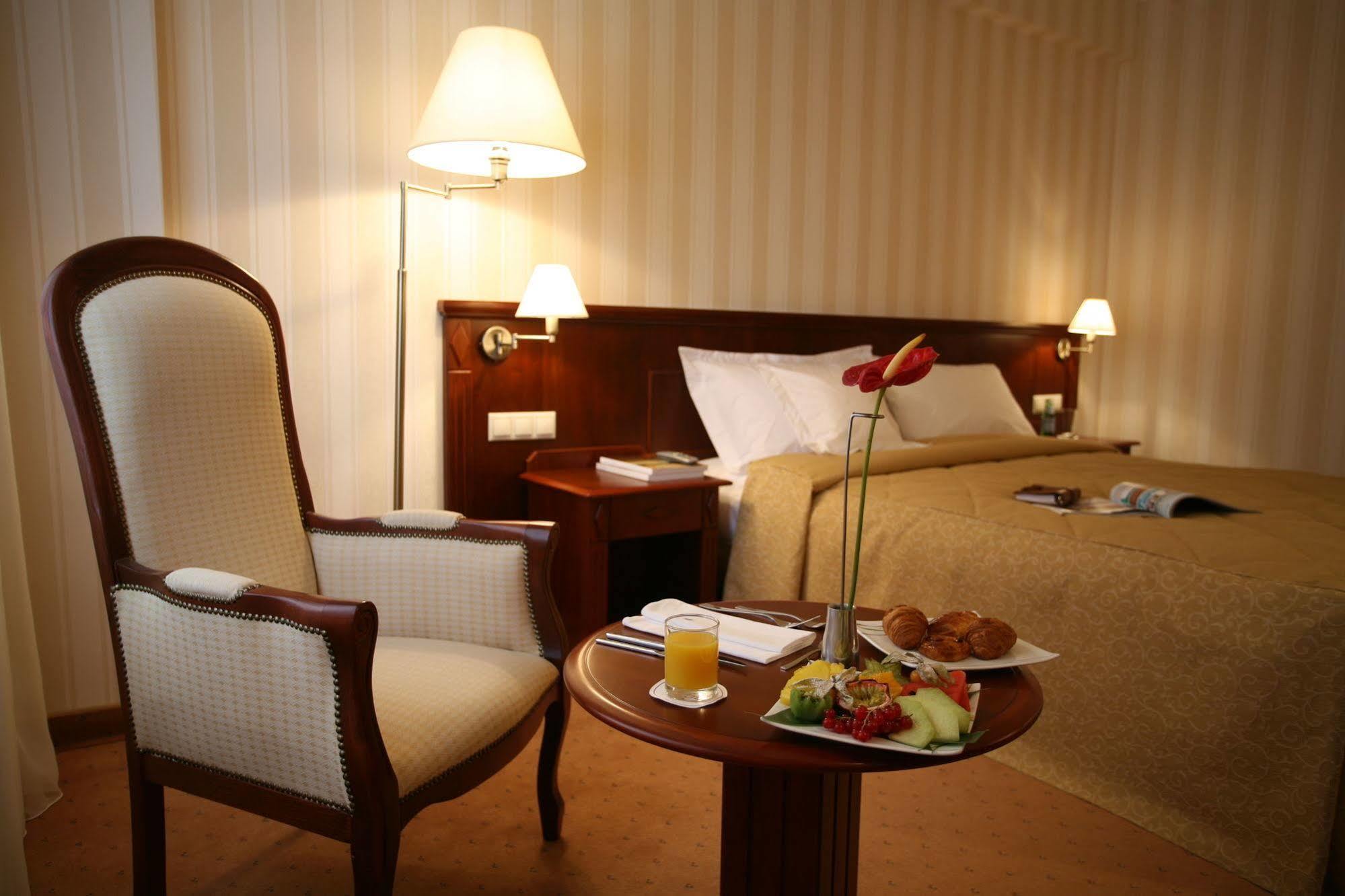Ramada Hotel & Suites By Wyndham Bucharest North Екстериор снимка