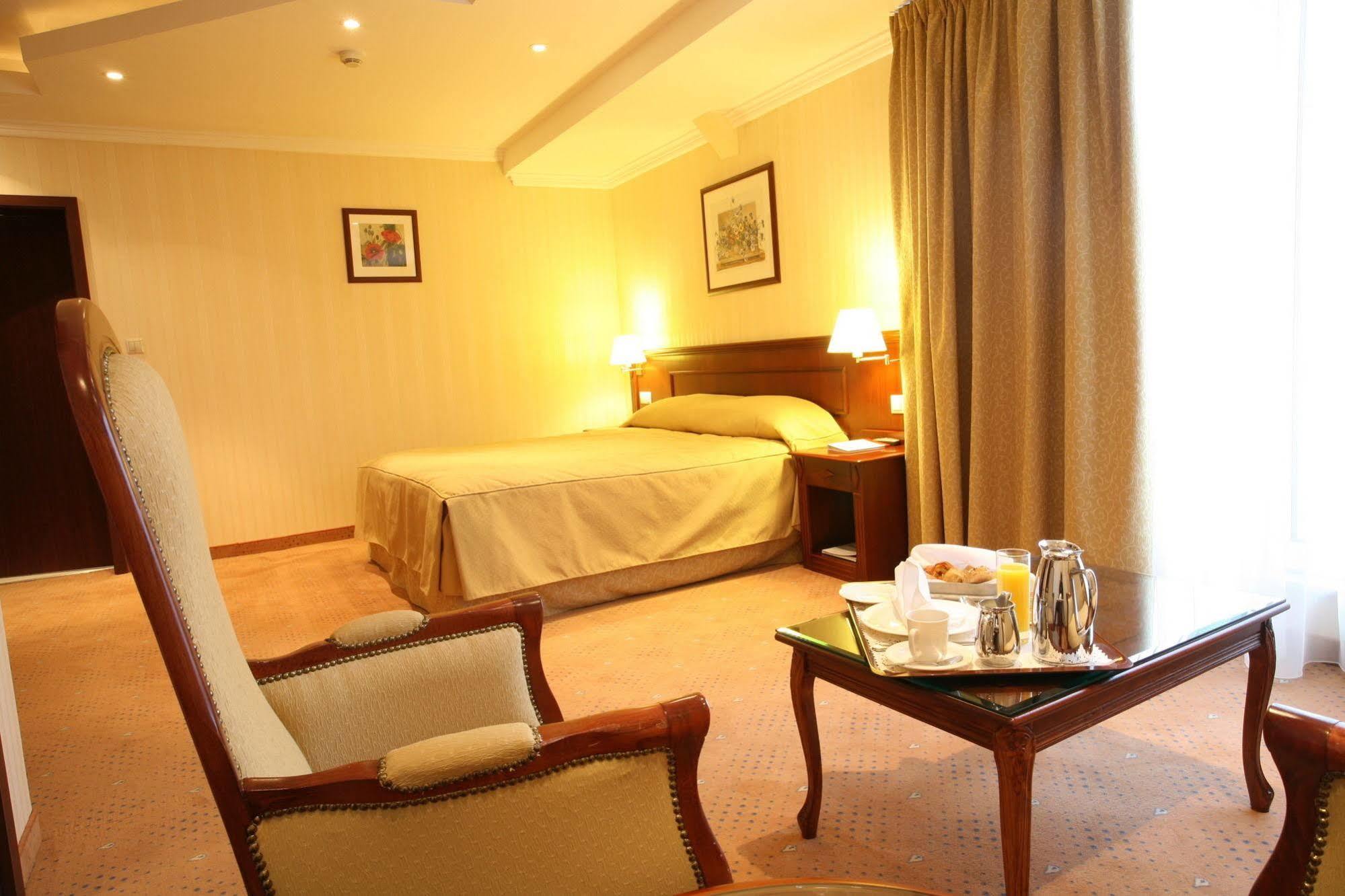 Ramada Hotel & Suites By Wyndham Bucharest North Екстериор снимка