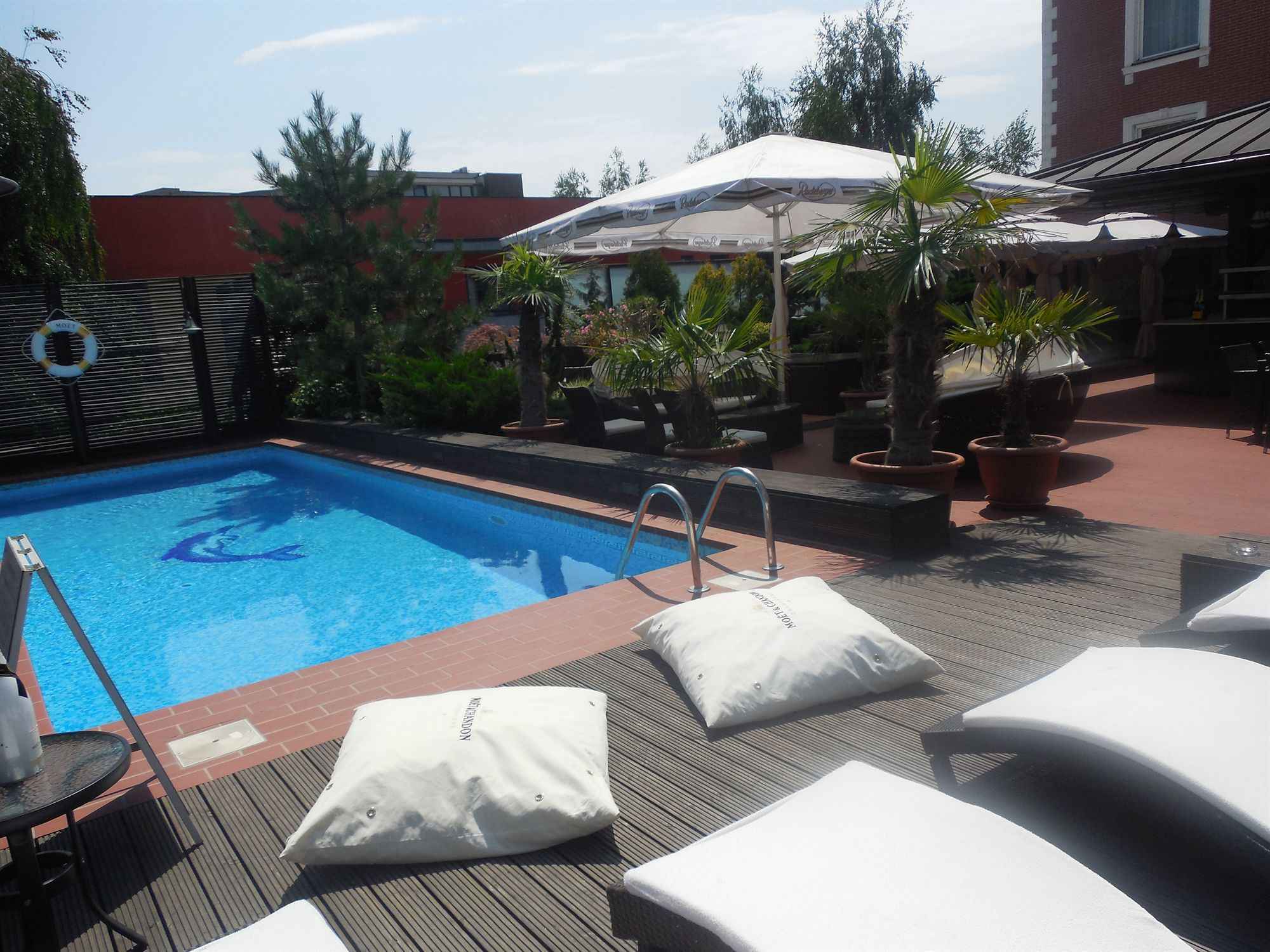 Ramada Hotel & Suites By Wyndham Bucharest North Екстериор снимка
